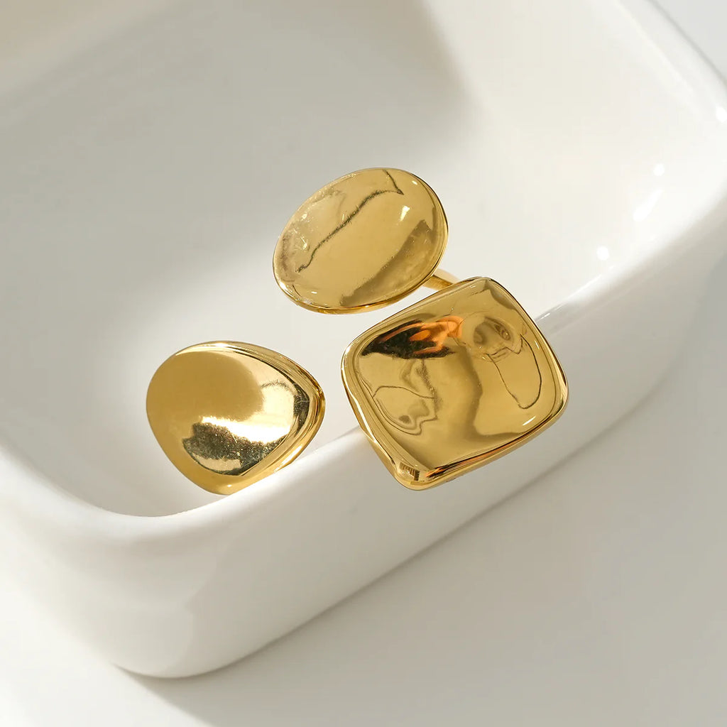 Bague Dorée Trois Plaques Irrégulières Ouverture Devant