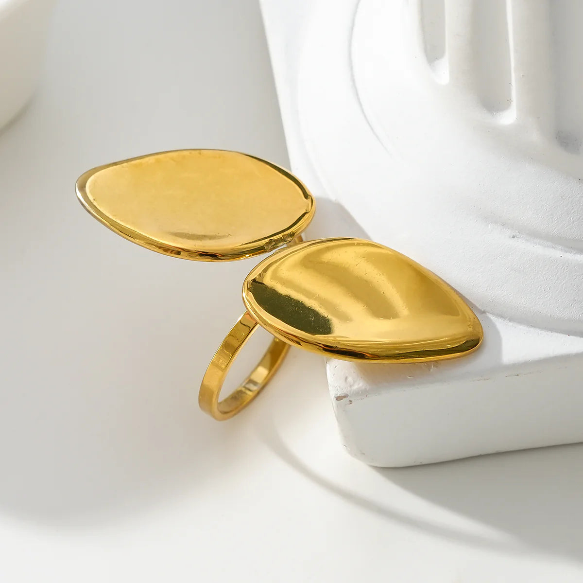 Bague Dorée Deux Plaques Irrégulières Croisées Ouverture Devant