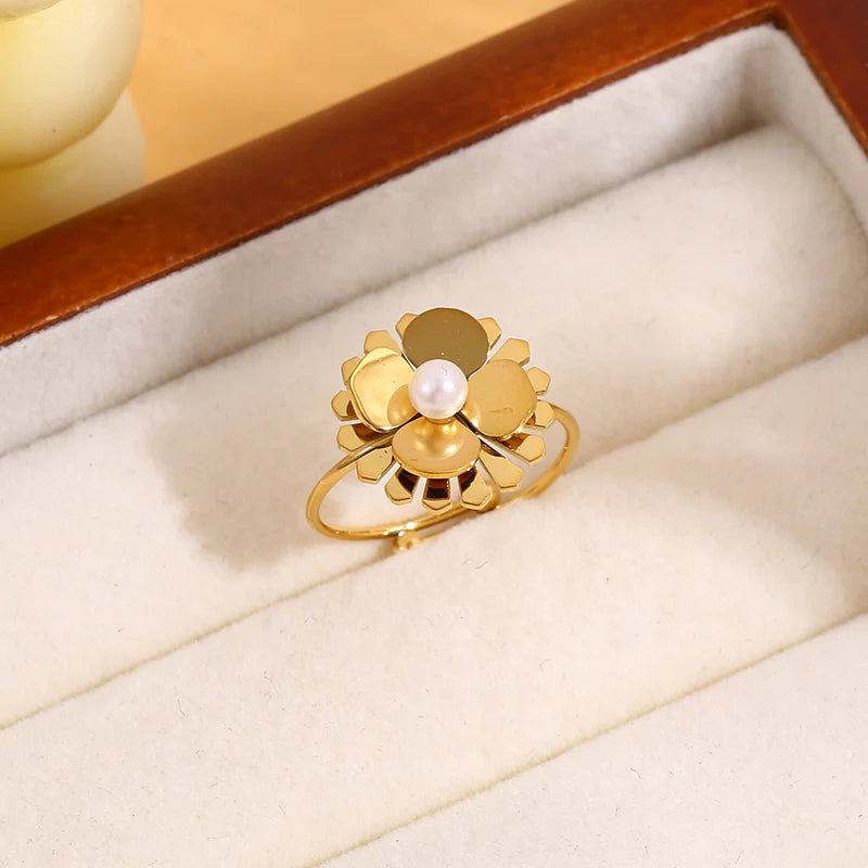 Bague dorée fleur avec perle synthétique