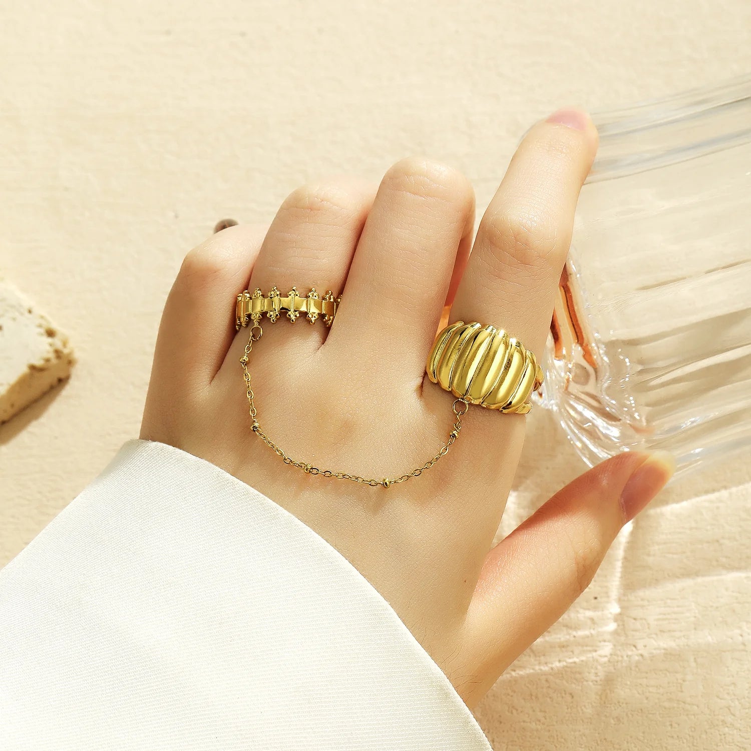 Double bague reliée par une chaîne