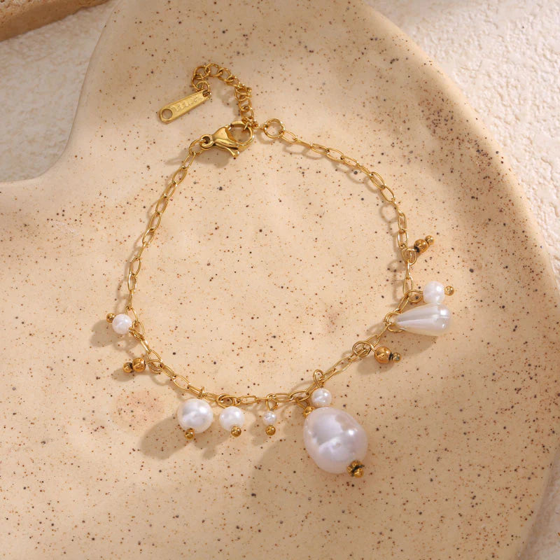 Bracelet Doré Breloques Perles Blanches Baroques