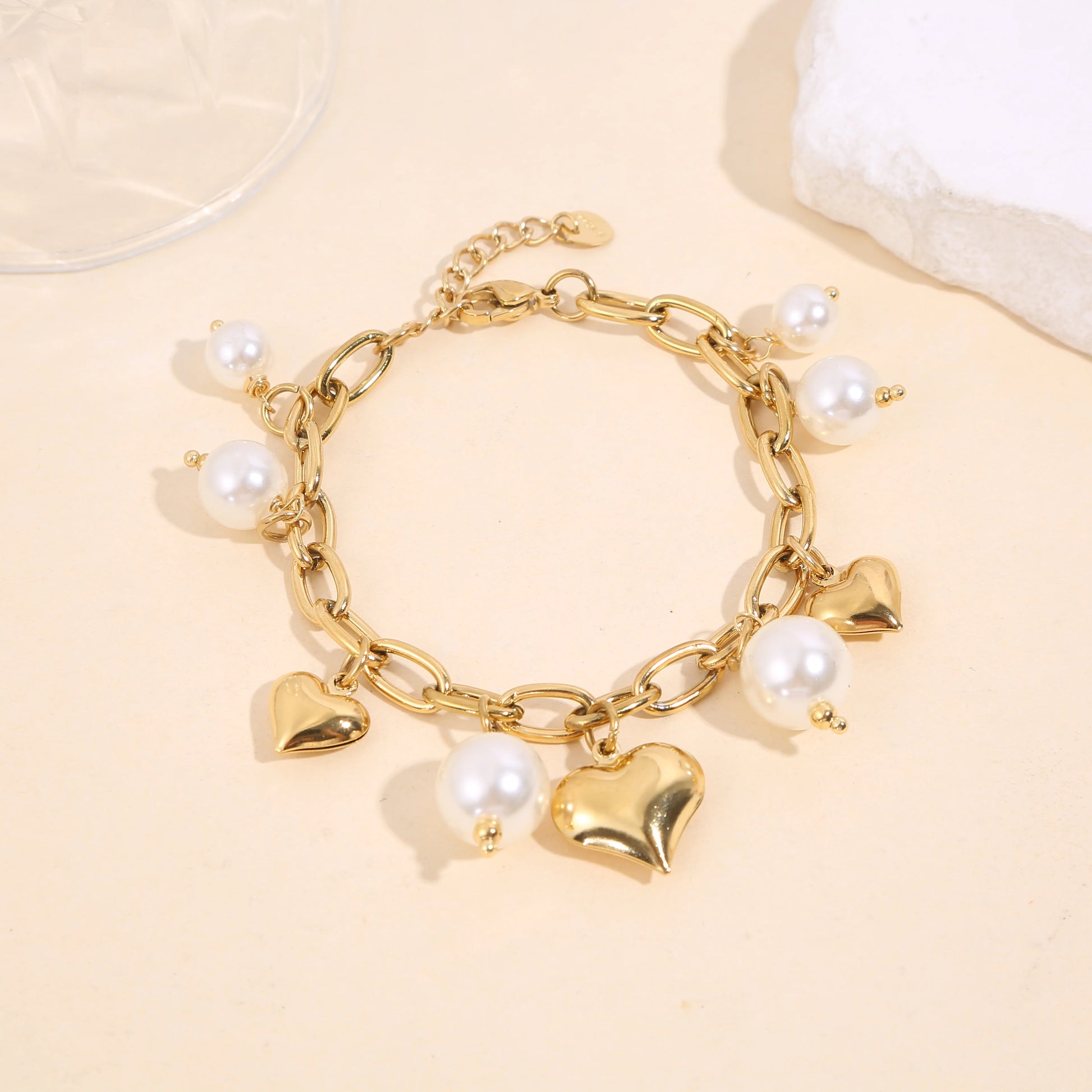 Bracelet maillons dorés breloques cœurs et perles