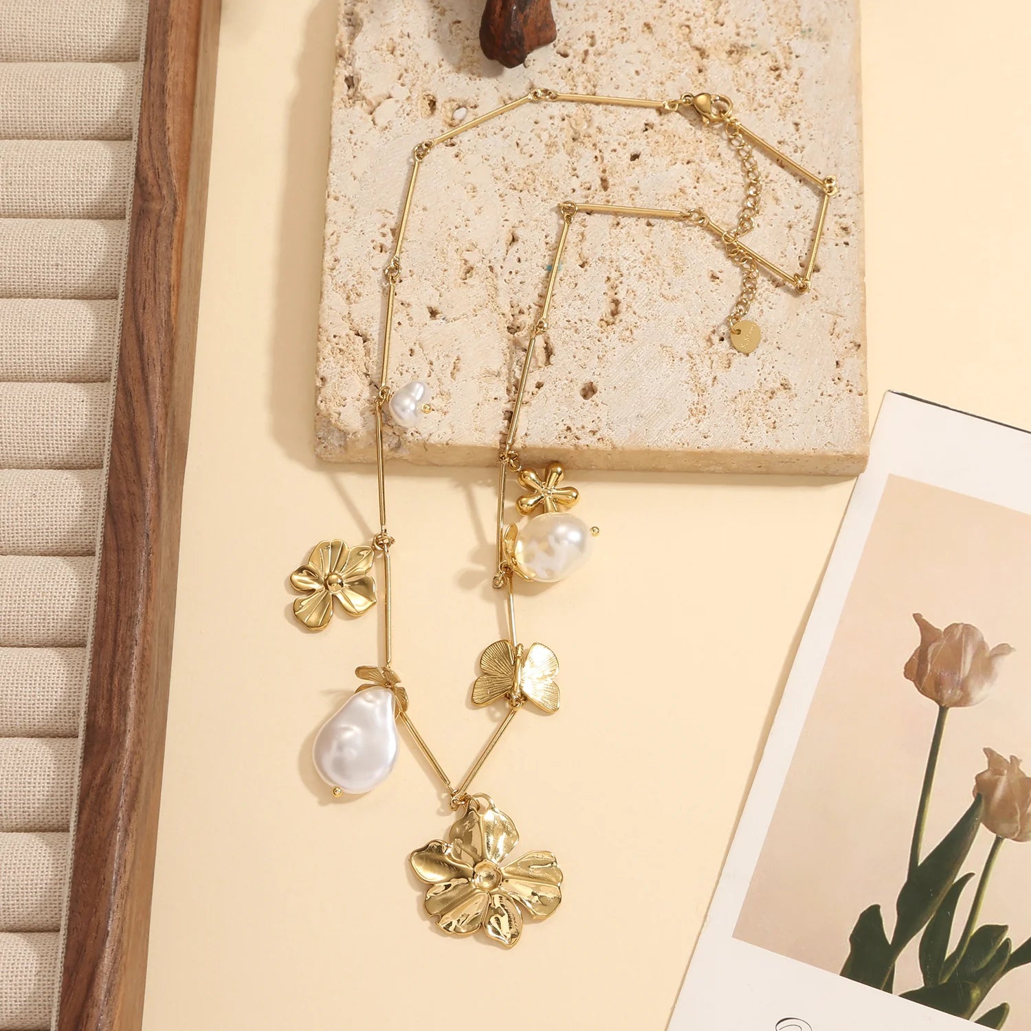 Collier Doré Rigide Avec Multi Breloques Fleurs Papillon Et Perles