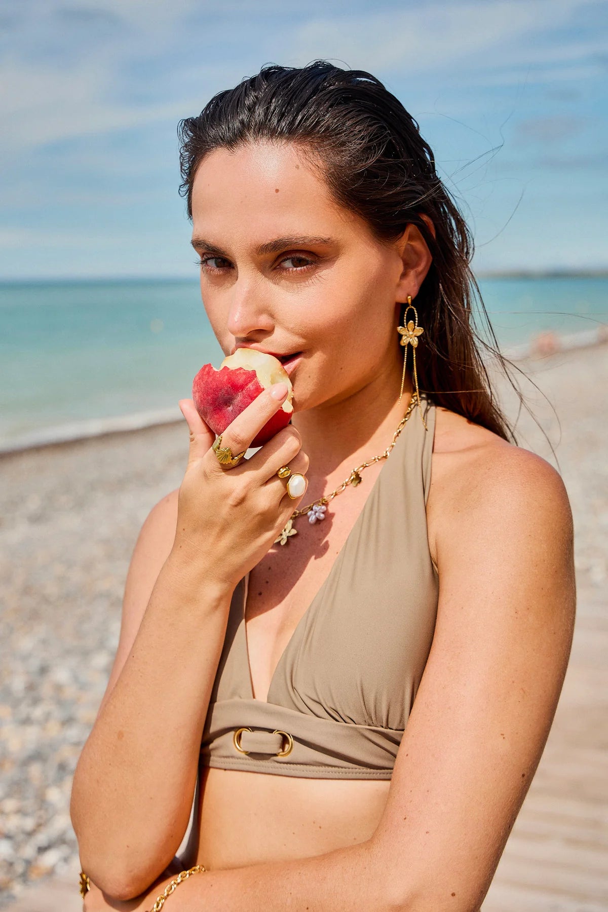 Boucles d'oreilles dorées fil pendante avec fleur