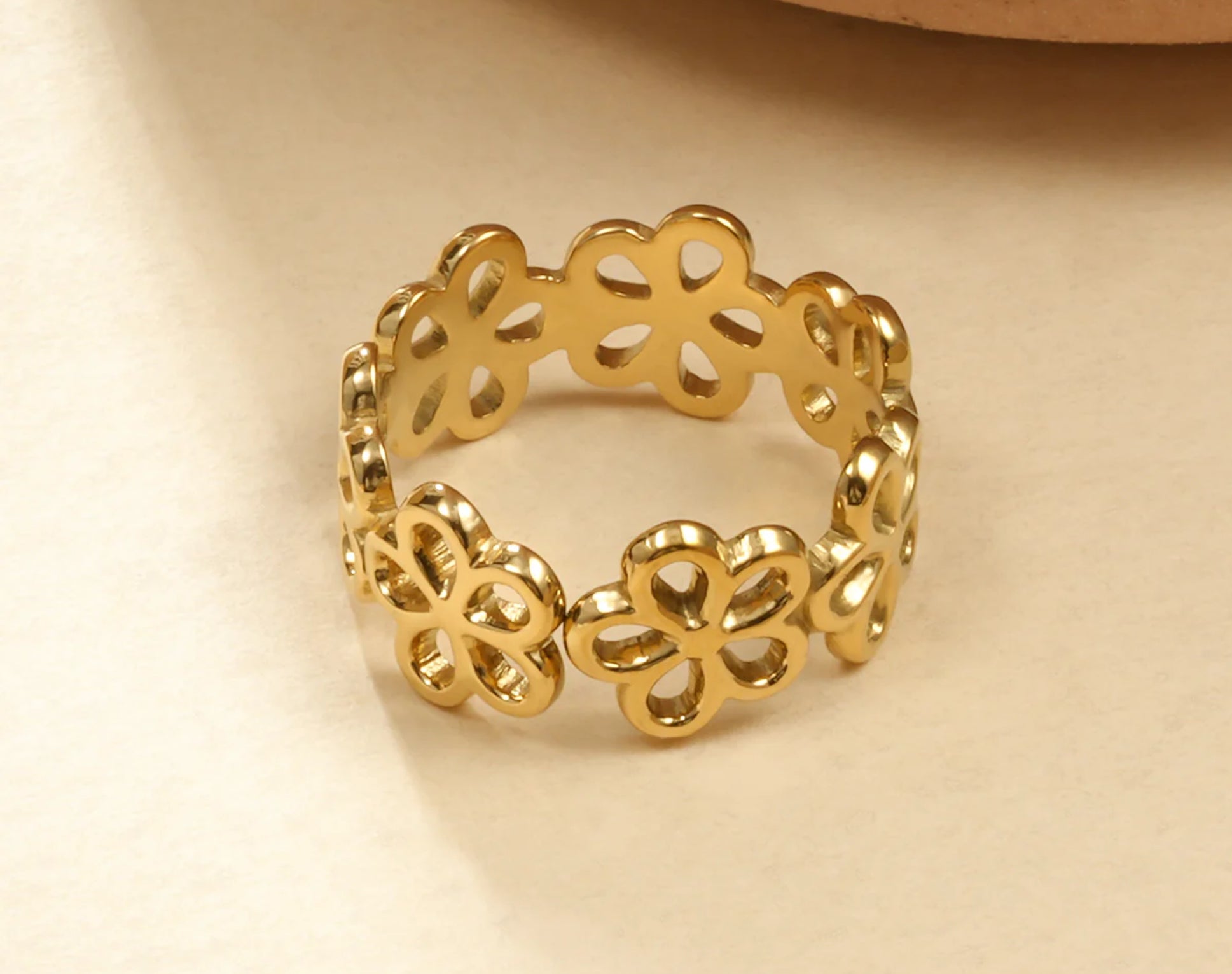 Bague dorée entourée de fleurs