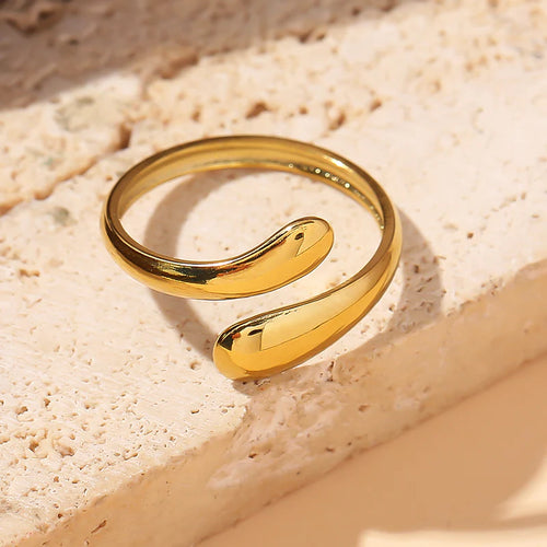 Bague dorée ajustable croisé sur le devant tête fine