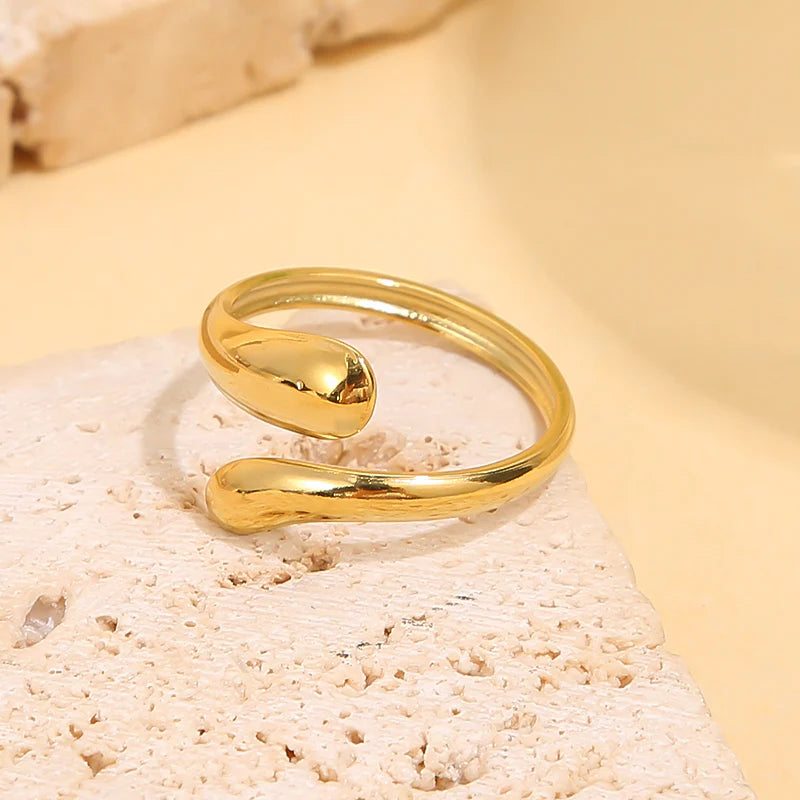 Bague dorée ajustable croisé sur le devant tête fine