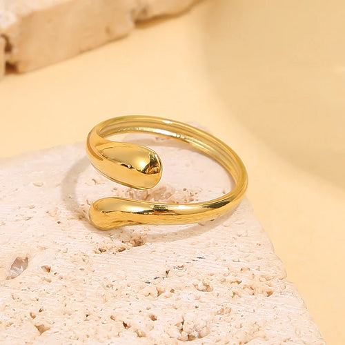 Bague dorée ajustable croisé sur le devant tête fine