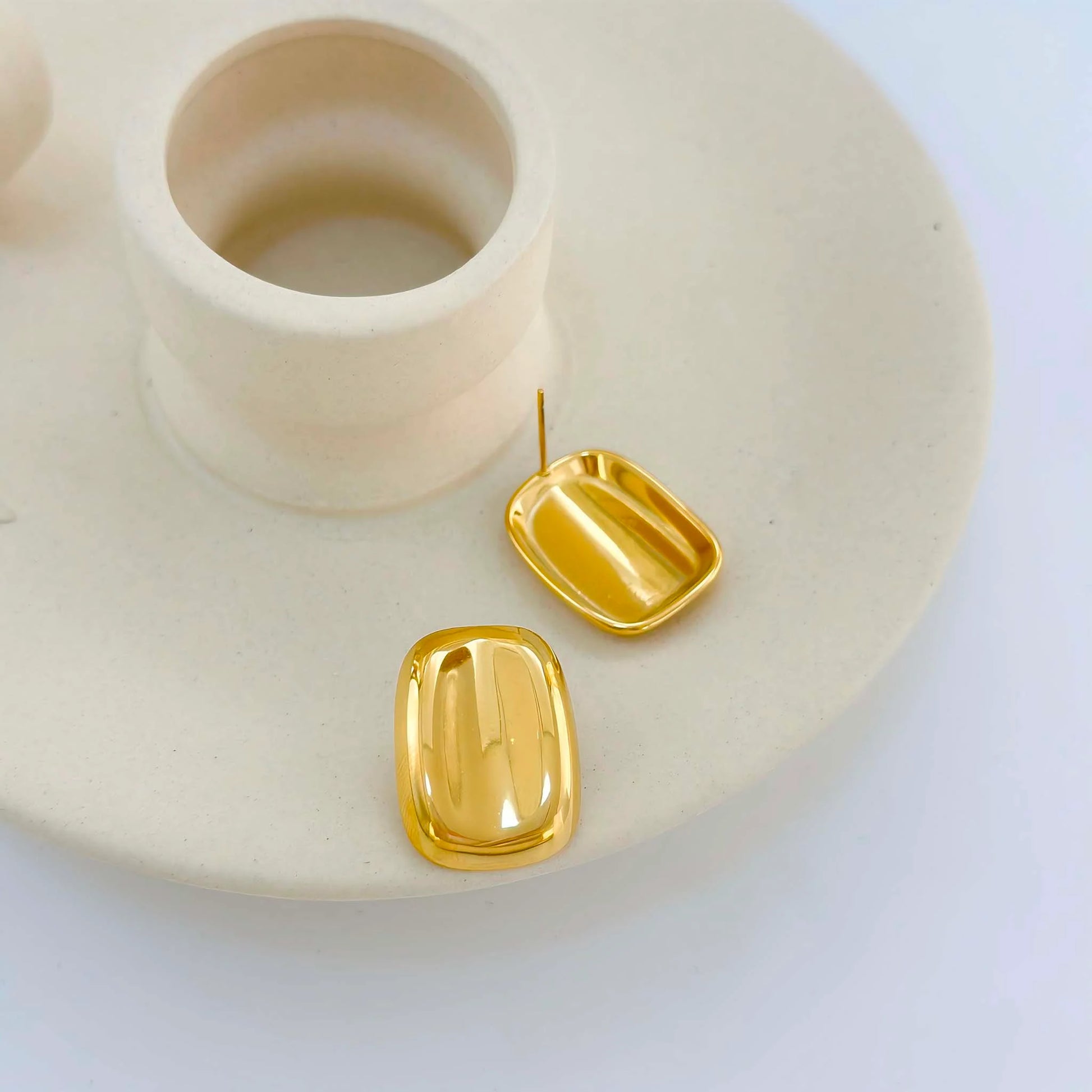 Boucles d'Oreilles Dorées Plaques Creuses Oblongues Brillantes