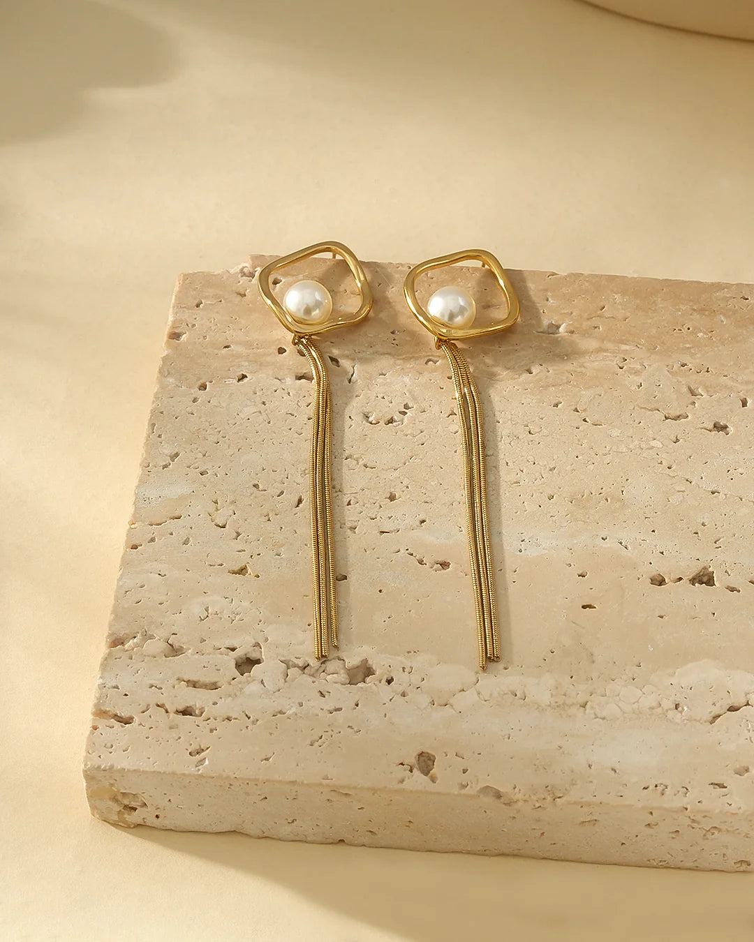 Boucles d'Oreilles Dorées Cadres Losanges Ornés de Perles avec Chaînes Pendantes 8cm