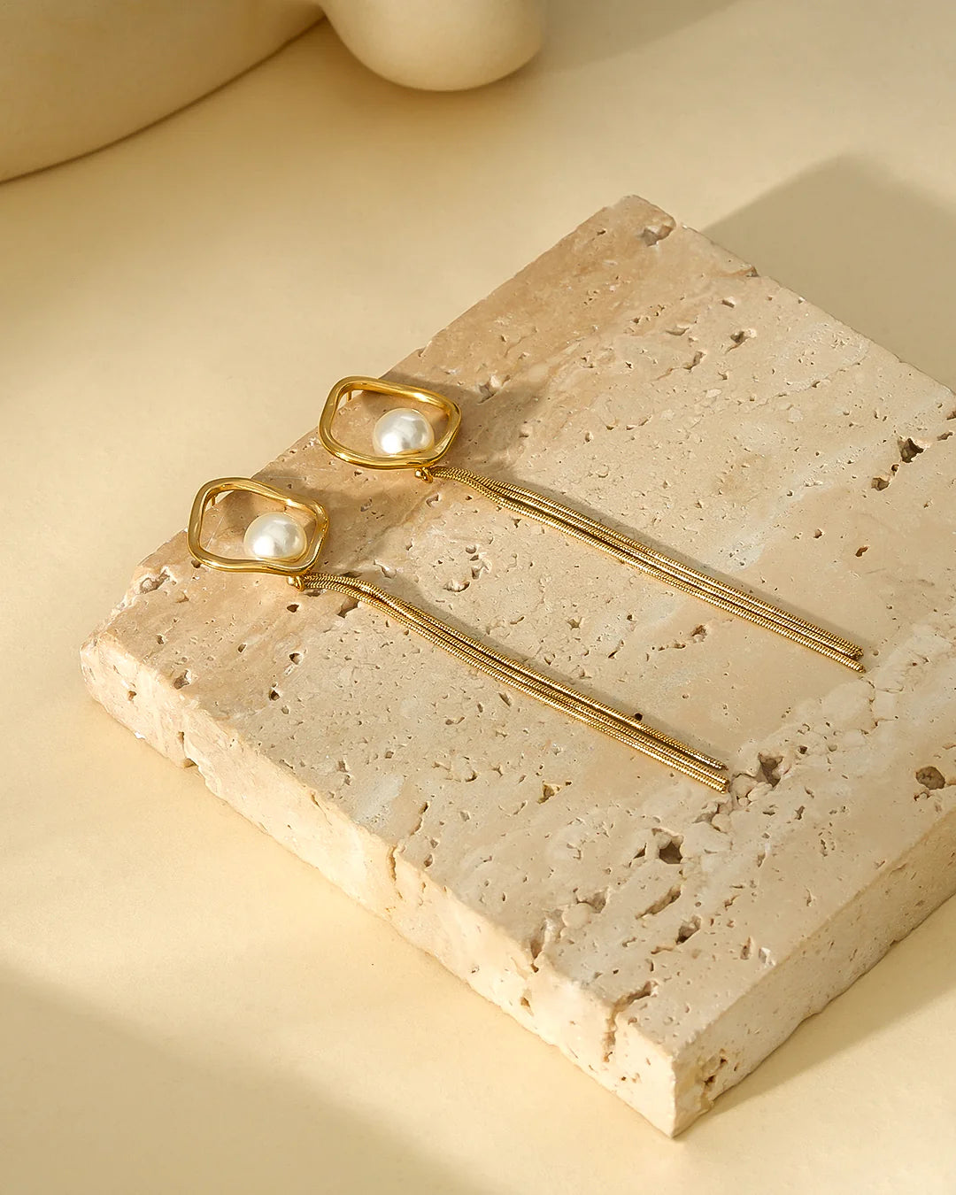 Boucles d'Oreilles Dorées Cadres Losanges Ornés de Perles avec Chaînes Pendantes 8cm