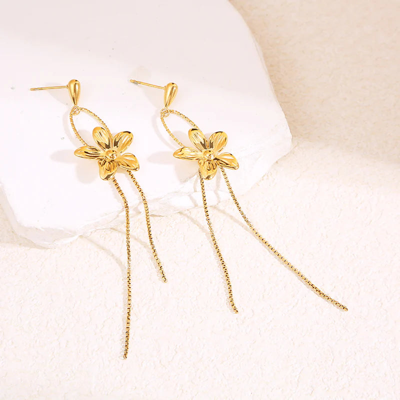 Boucles d'oreilles dorées fil pendante avec fleur