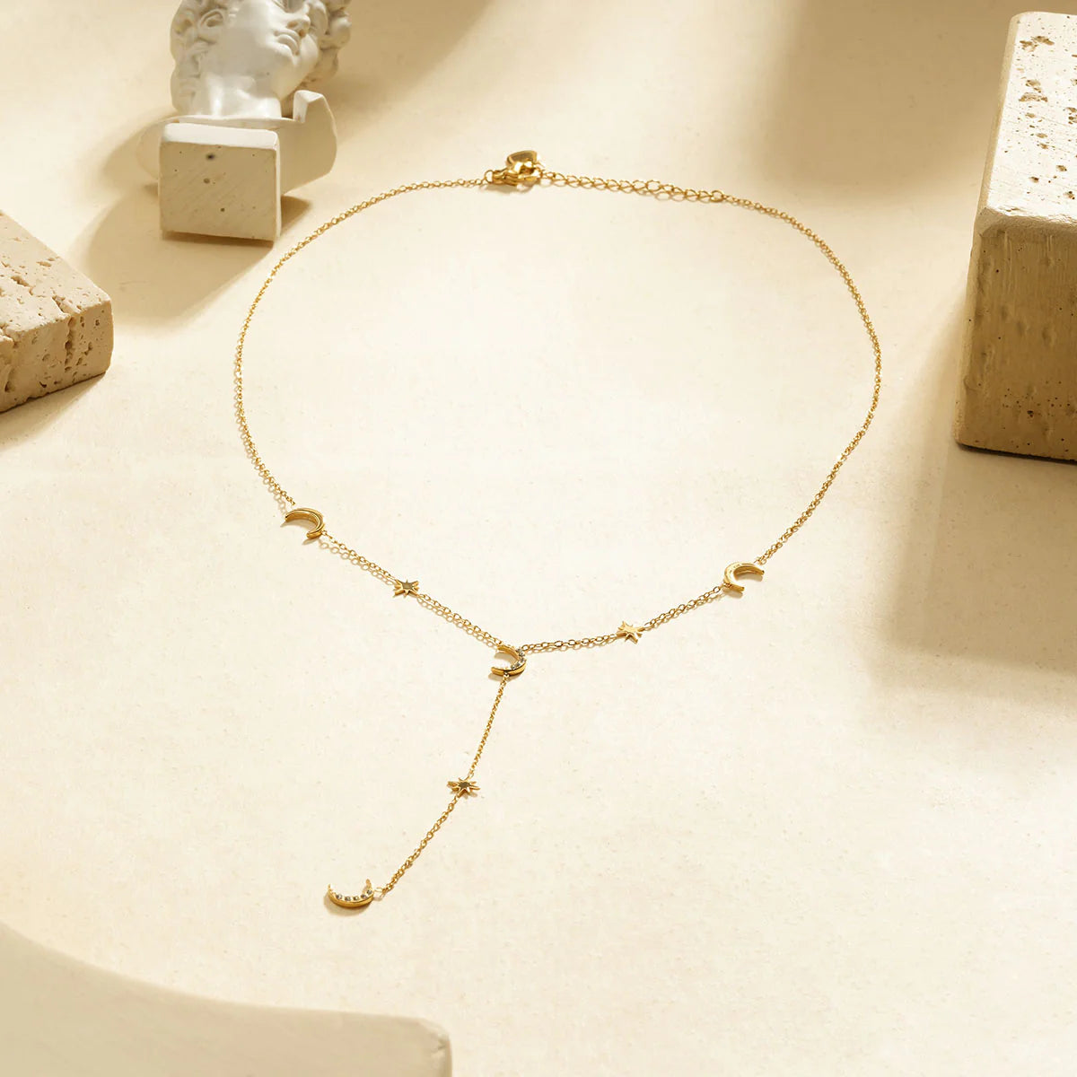 Collier doré fin style sautoir orné de lunes et étoiles