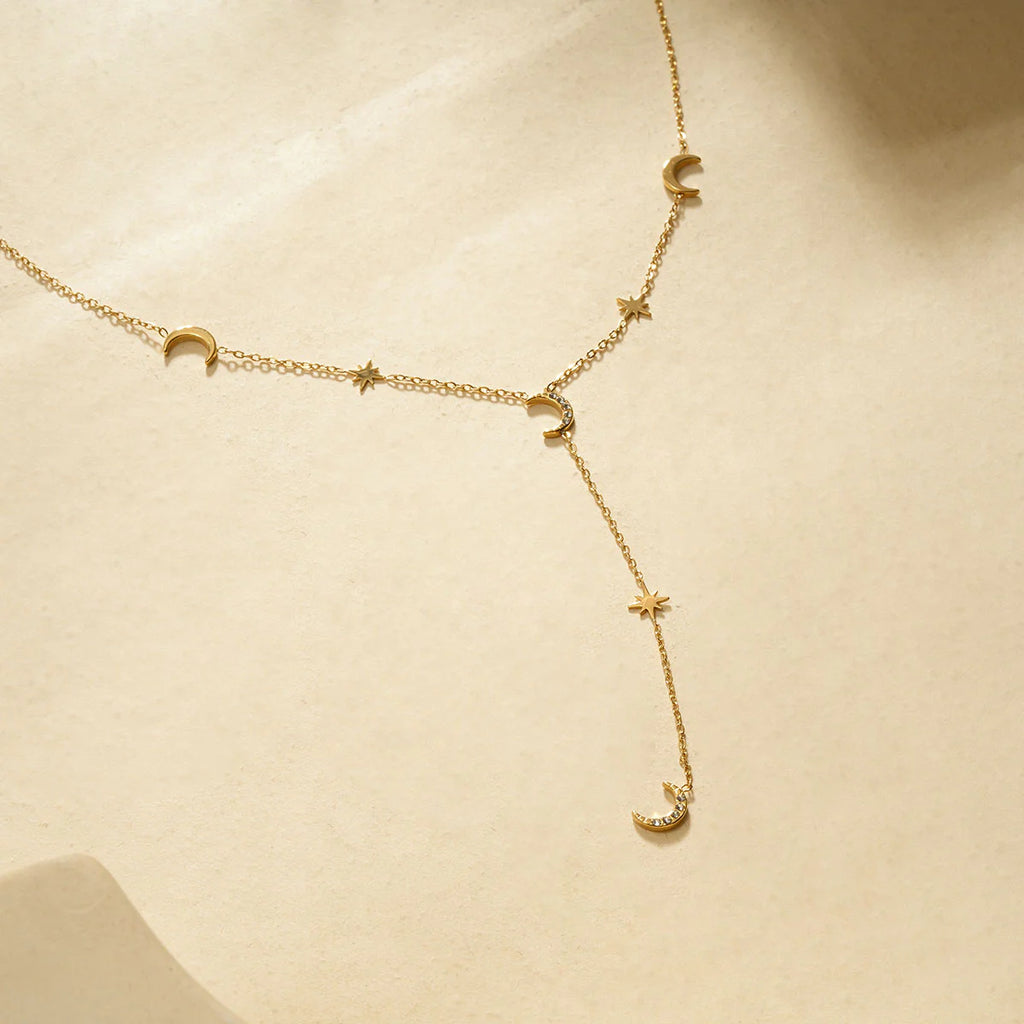 Collier doré fin style sautoir orné de lunes et étoiles