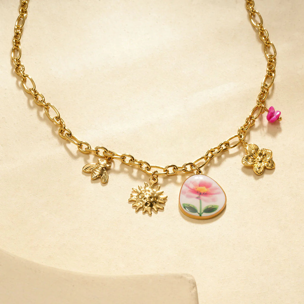 Collier chaîne dorée avec breloques fleur dessinée