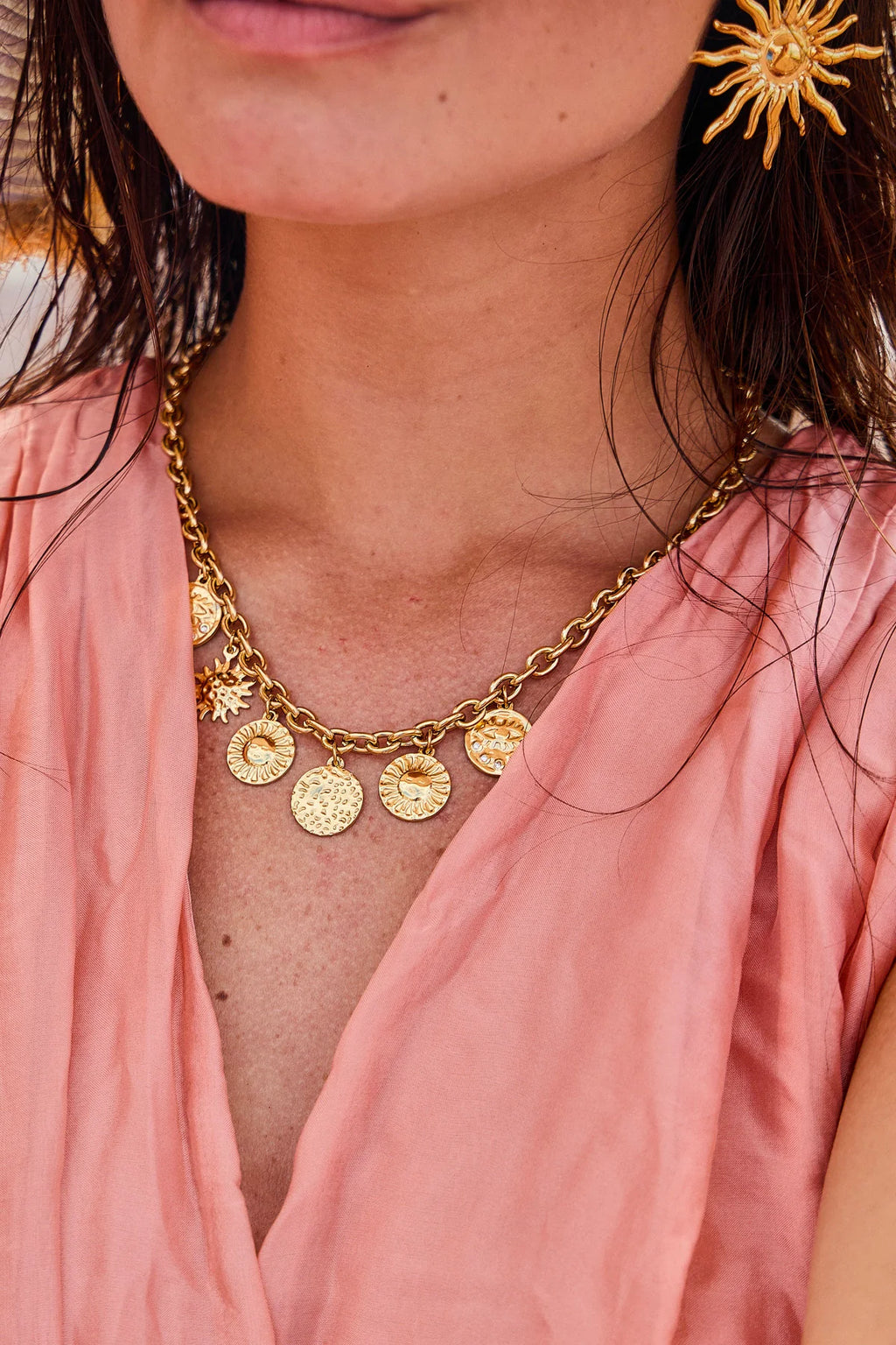 Collier Doré Avec 6 Pendentifs Ronds Gravures Soleils Et Yeux