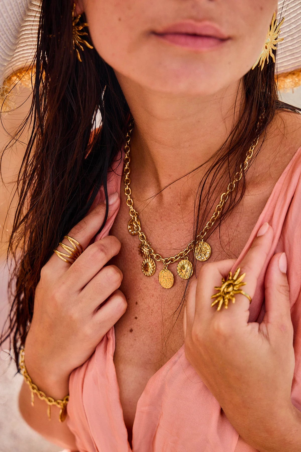 Collier Doré Avec 6 Pendentifs Ronds Gravures Soleils Et Yeux