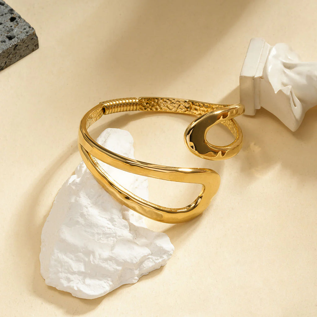 Bracelet jonc doré ouvert à large motif ajouré asymétrique martelé