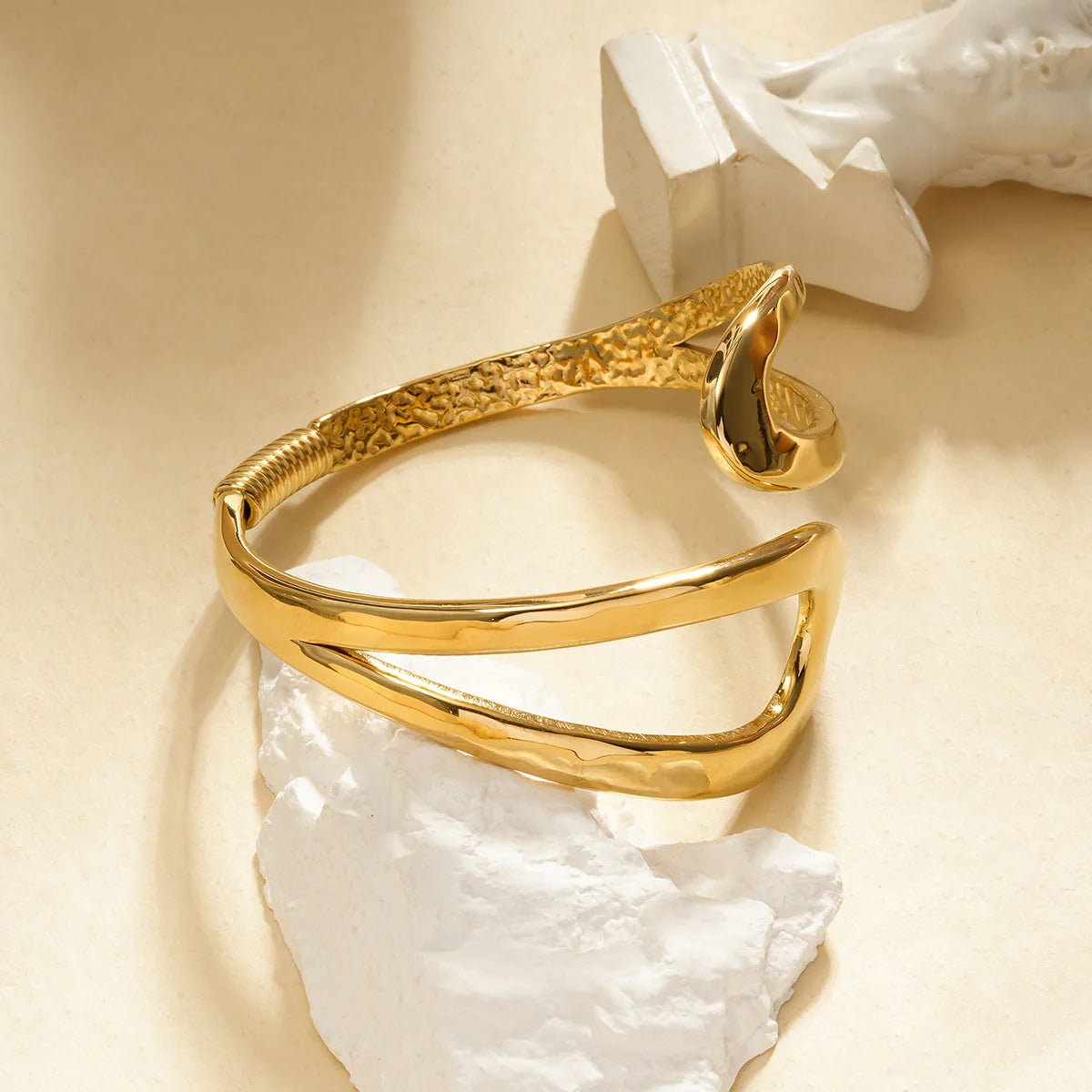 Bracelet jonc doré ouvert à large motif ajouré asymétrique martelé