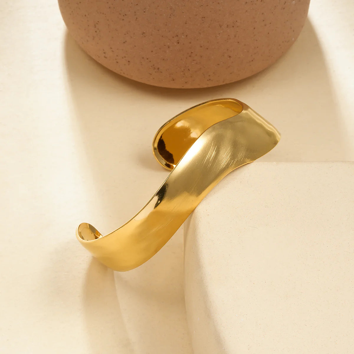 Bracelet Manchette Dorée Design Ondulé Élégant Brossé