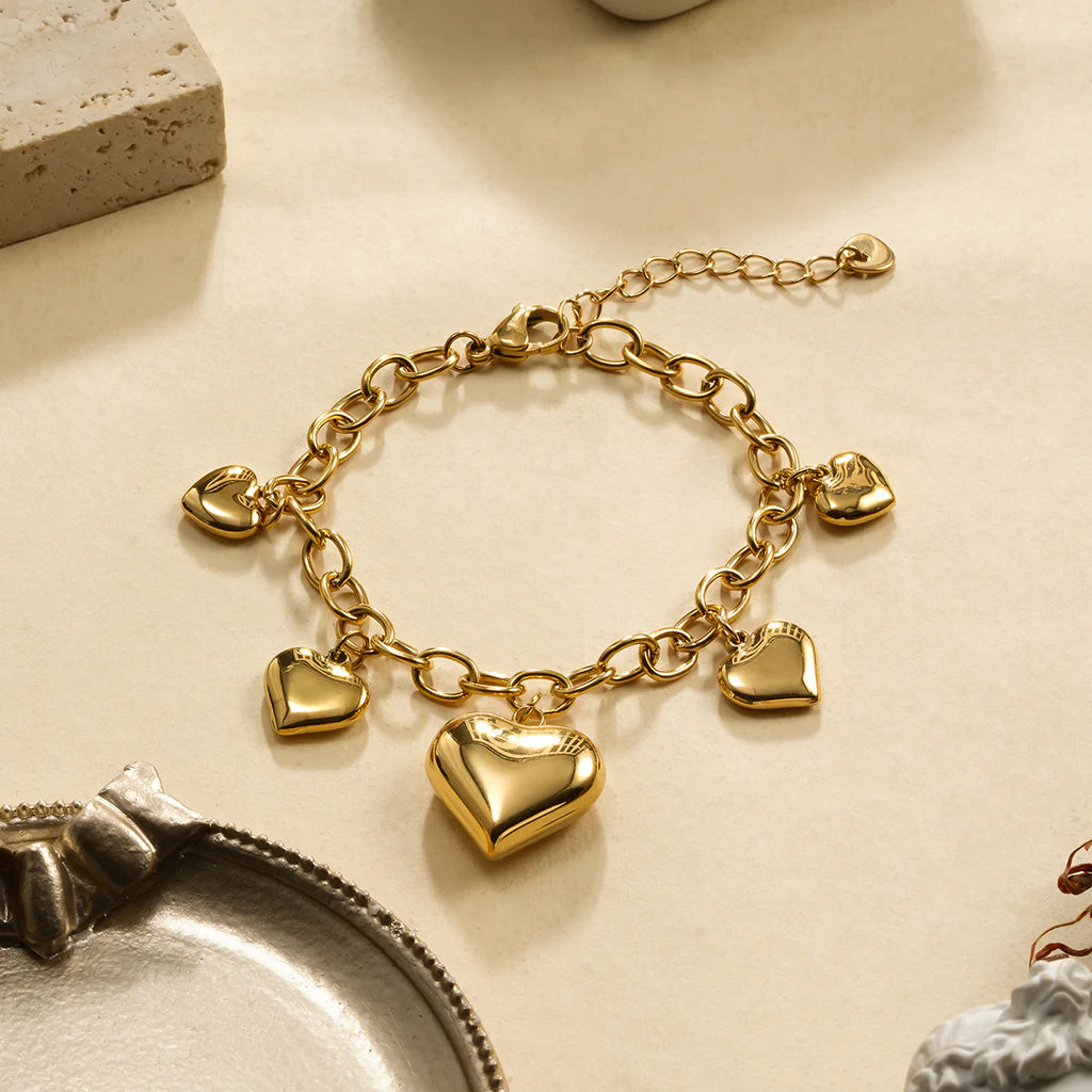 Bracelet dorée breloques 5 cœurs bombées