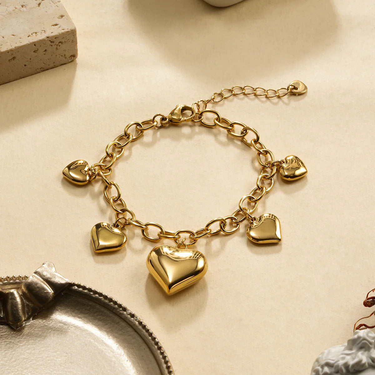 Bracelet dorée breloques 5 cœurs bombées