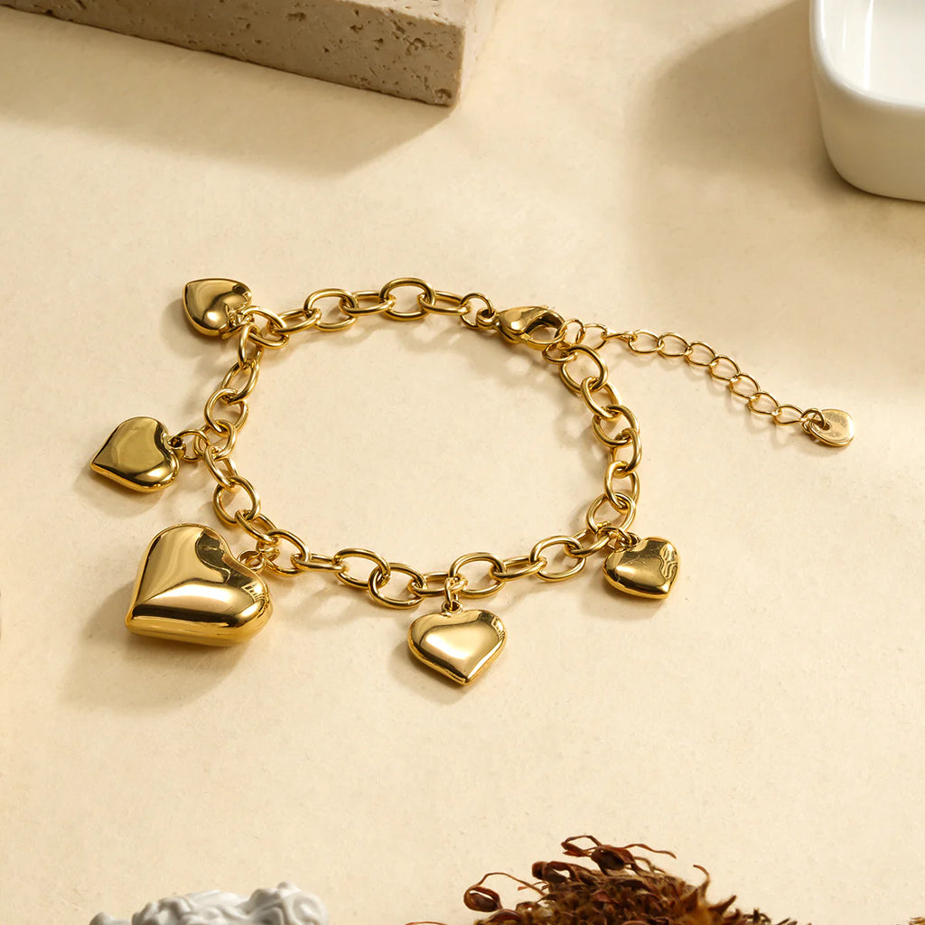 Bracelet dorée breloques 5 cœurs bombées