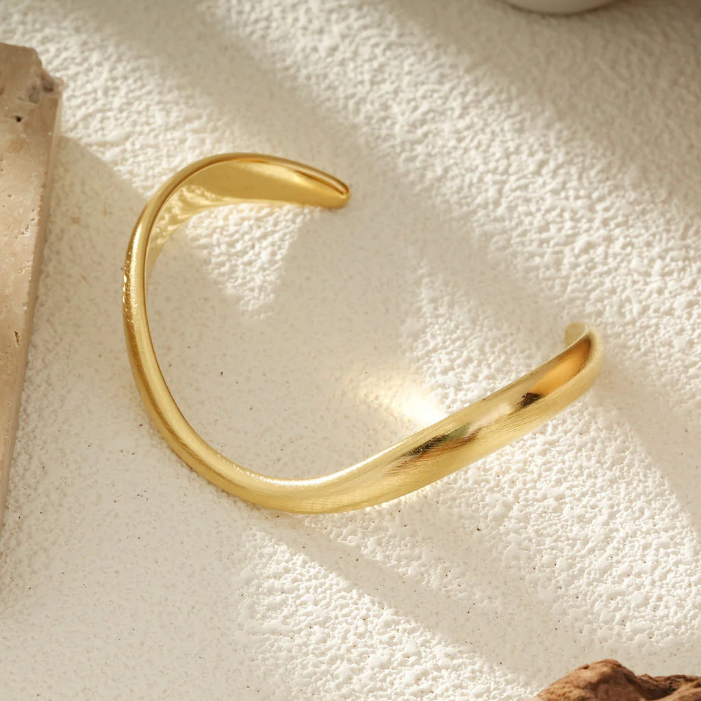 Bracelet Jonc Ouvert Doré Courbé Finition Brossée