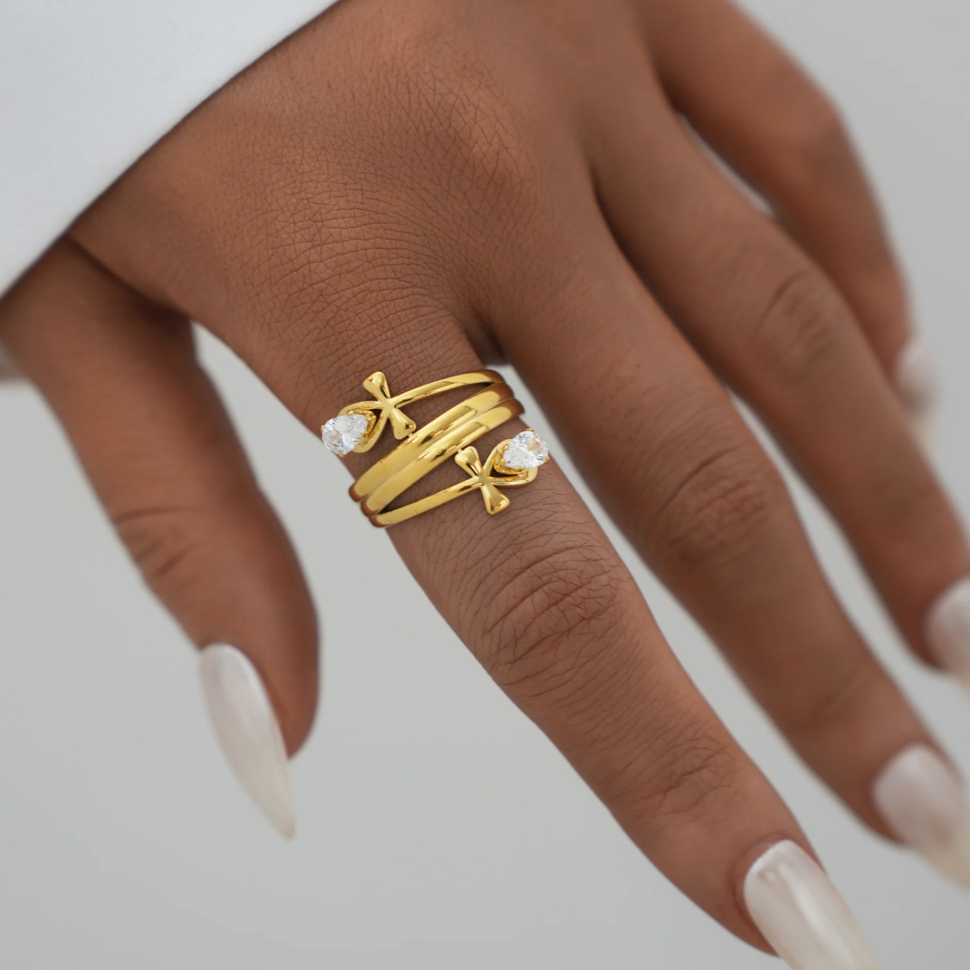 Bague semi épaisse dorée ajustable ornement fleurs avec strass gouttes