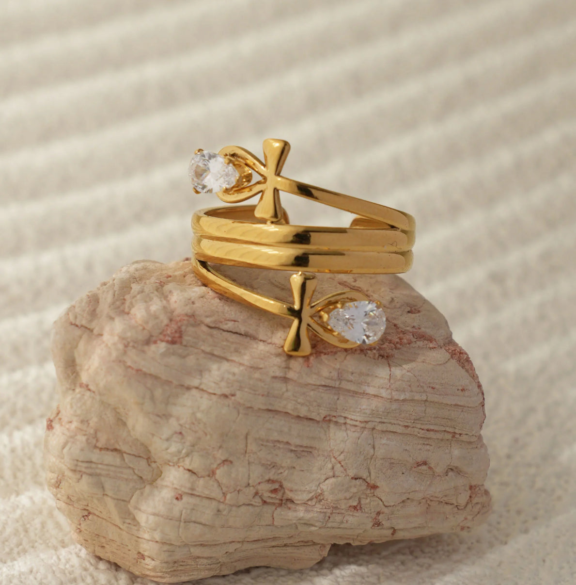 Bague semi épaisse dorée ajustable ornement fleurs avec strass gouttes