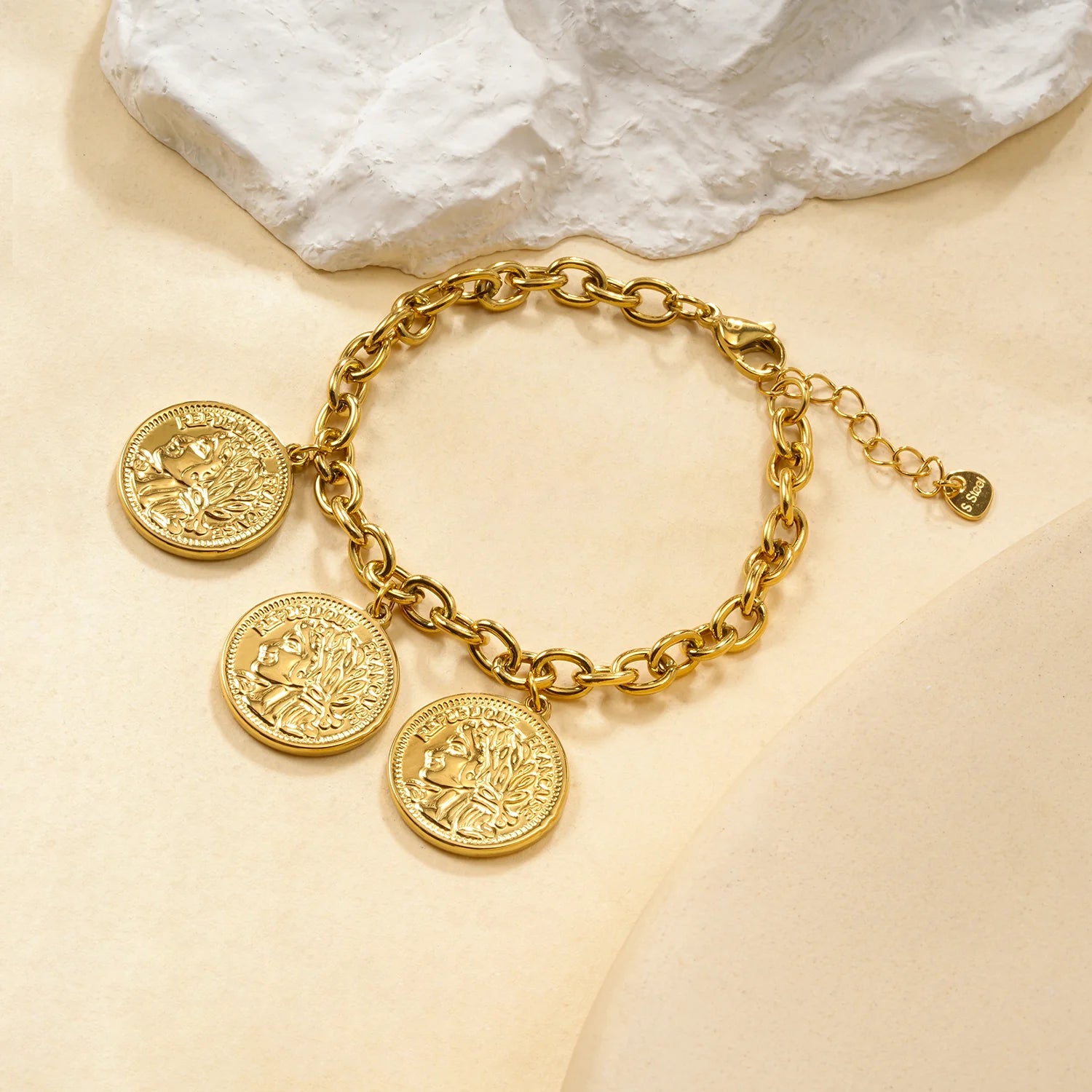 Bracelet chaîne dorée à pampilles médaillons gravés style pièce antique