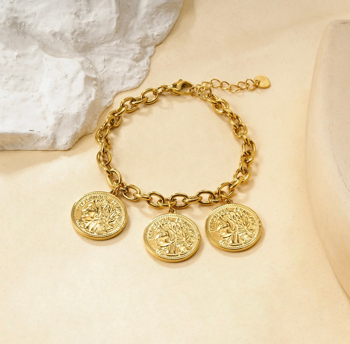 Bracelet chaîne dorée à pampilles médaillons gravés style pièce antique