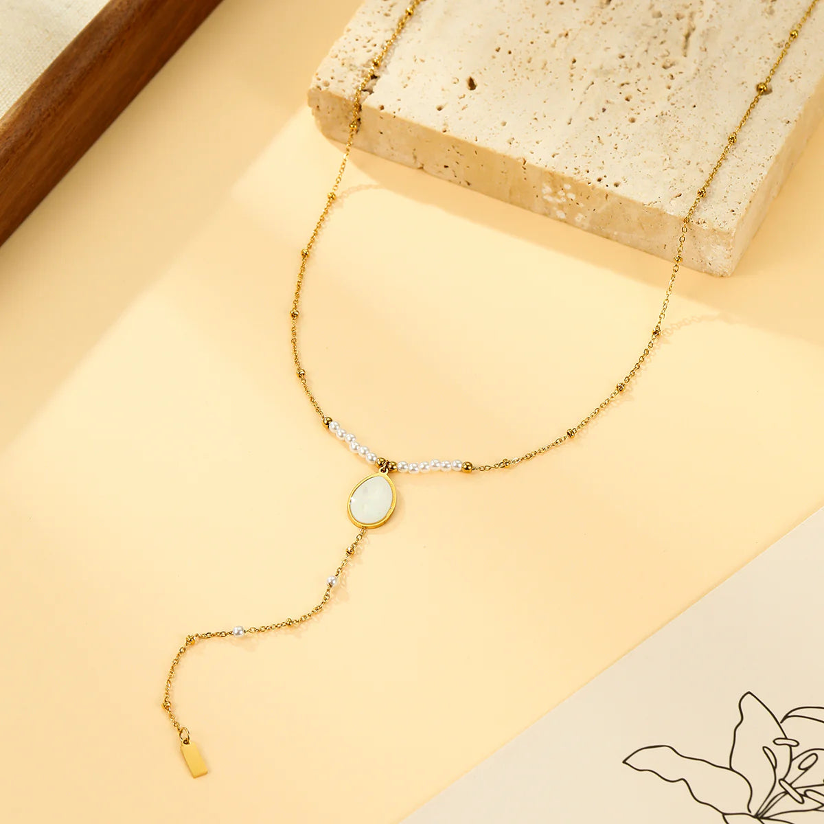 Collier en Y Doré Goutte Nacrée et Perles Blanches