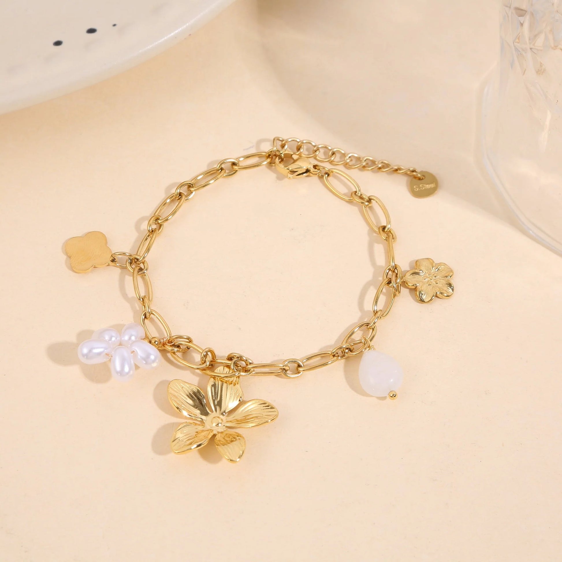 Bracelet Doré Chaîne Charms Fleurs Et Perles Fantaisie