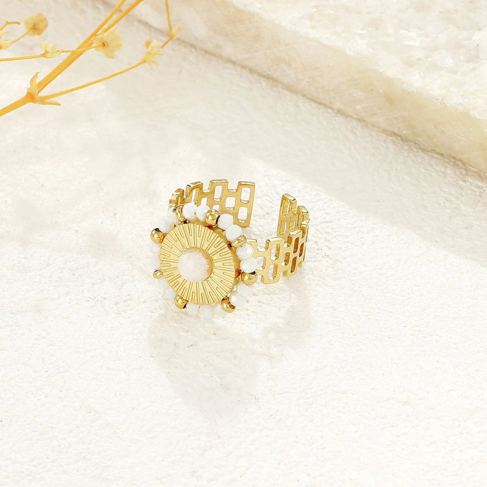 Bague Dorée Ajustable Soleil Avec Pierre Blanche Et Perles Blanches
