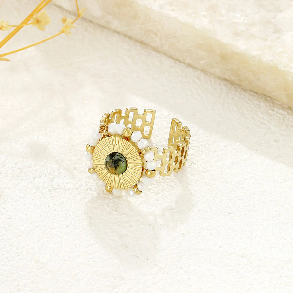 Bague Dorée Ajustable Soleil Avec Pierre Verte Turquoise Africaine Et Perles Blanches