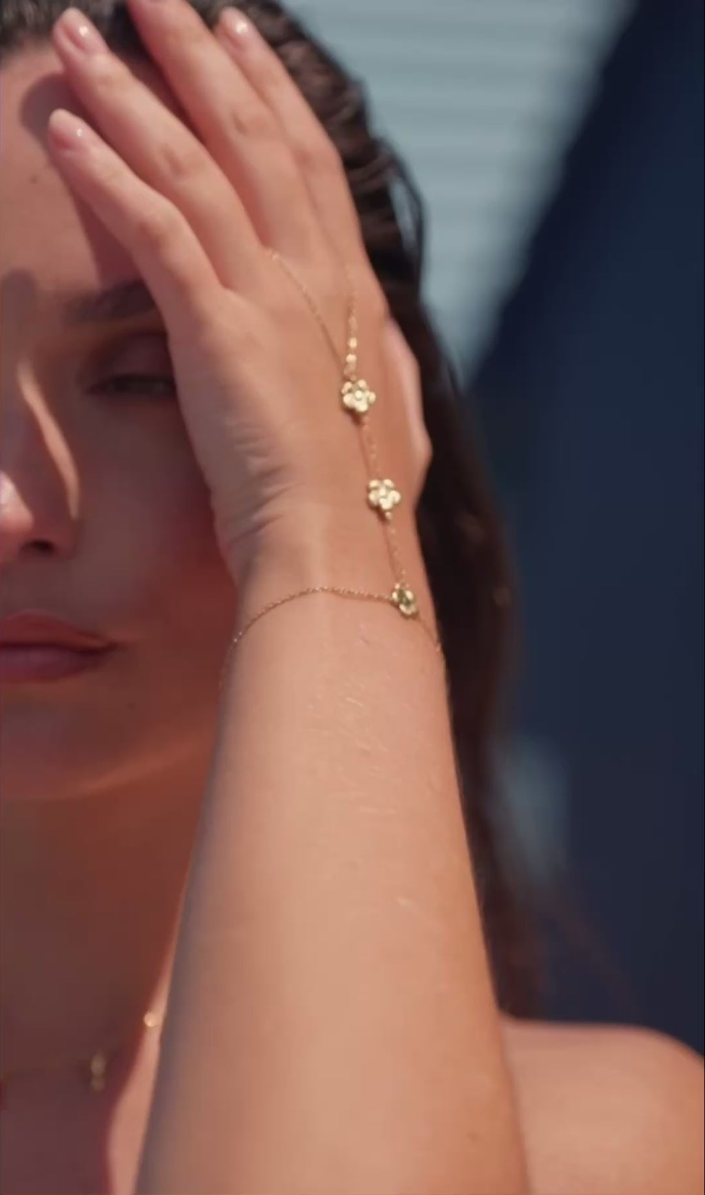 Bracelet Main Doré Avec Chaîne Fine Et Triple Fleur