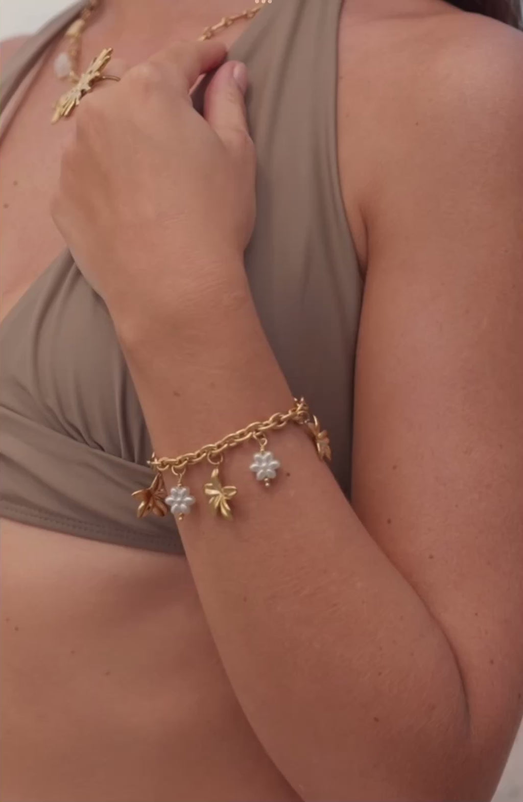 Bracelet chaîne dorée breloques fleurs et fleurs en perles