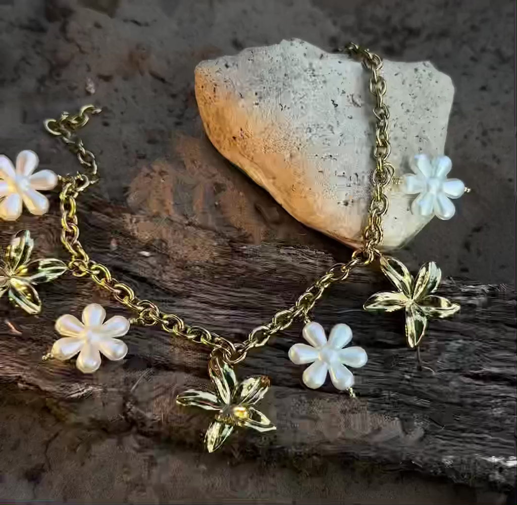 Collier chaîne dorée avec breloques fleurs et fleurs en perles